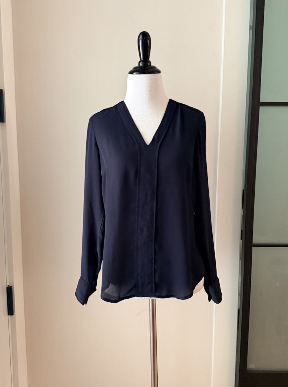 Banana Republic Petite XS Navy Blue Crepe Blouse V Neck Long Sleeve Tailored